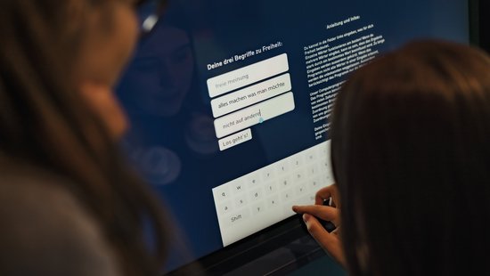 An der interaktiven Station auf der MS Wissenschaft können Besucherinnen und Besucher Wörter eingeben, mit denen sie Freiheit verbinden. Foto: Ilja C. Hendel / Wissenschaft im Dialog