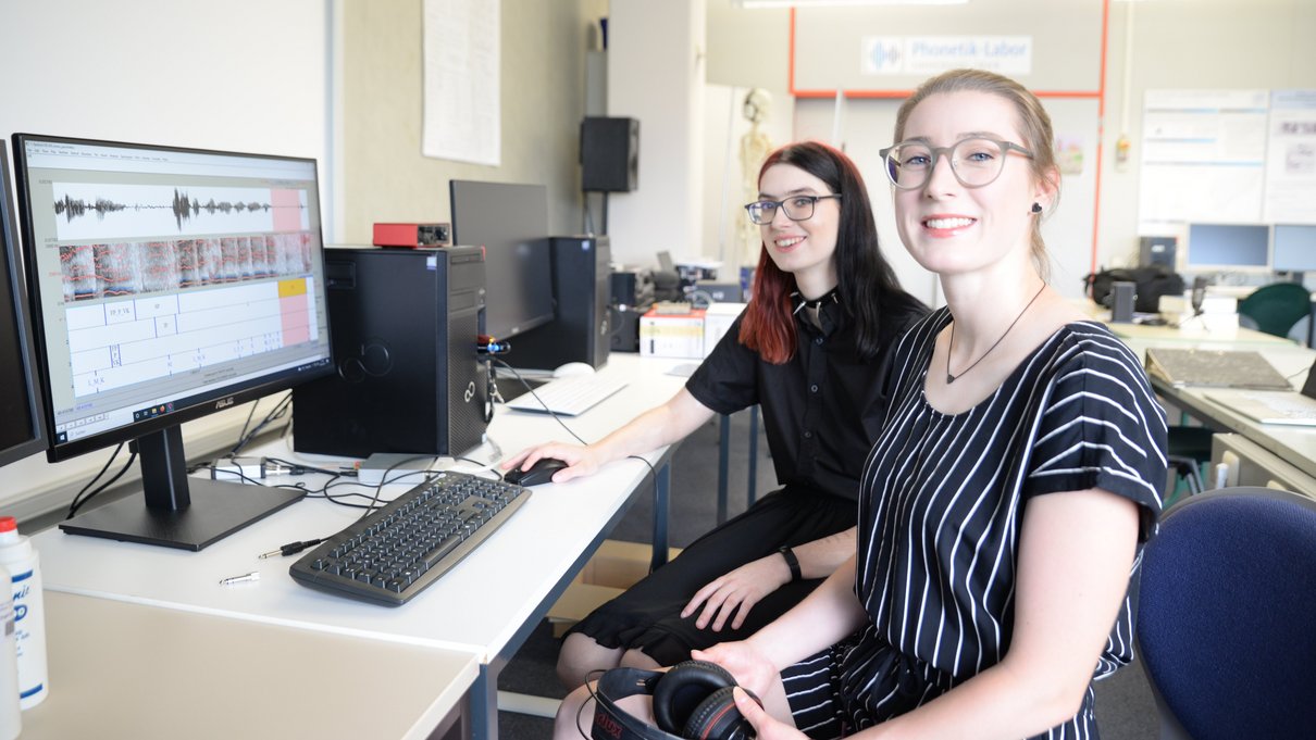 Die Nachwuchswissenschaftlerinnen Nathalie Elsässer und Melissa Hildebrand haben für die Studie stundenlang angehört, was Personen machen, wenn sie sprachlich ins Stocken kommen.