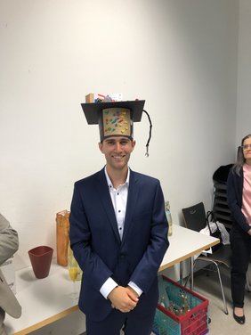 Fabian Gierens mit Doktorhut