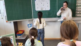 Grundschulkinder werden mit Fine zu kleinen Forscherinnen und Forschern.