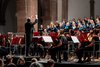 Dirigent mit Chor und Orchester