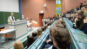 Großer Andrang zu Studienbeginn: Die Präsidentin begrüßt die „Erstis.“