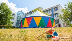 Zirkusaufführung, Basteln oder Ritter spielen - im und um das bunte Zelt der Ferienfreizeit UniKids ist vieles möglich.