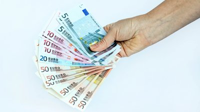 [Translate to Englisch:] Hand hält Geldscheine. Foto: Colourbox.de