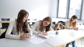 Beim „Tag der Mathematik“ an der Universität Trier haben sich Schülerinnen Wege erarbeitet, wie man einen Zauberwürfel lösen kann.