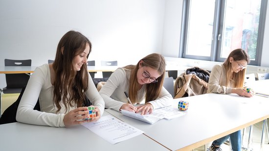 Beim „Tag der Mathematik“ an der Universität Trier haben sich Schülerinnen Wege erarbeitet, wie man einen Zauberwürfel lösen kann.