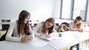 Beim „Tag der Mathematik“ an der Universität Trier haben sich Schülerinnen Wege erarbeitet, wie man einen Zauberwürfel lösen kann.