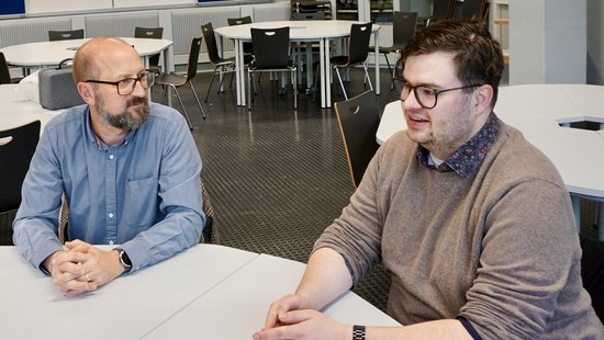 Der Psychologie-Student Aljoscha-Nikolay Popp und PD Dr. Bernhard Pastötter berichten von ihren Erfahrungen mit  dem neu eingerichteten Future Learning Space D031