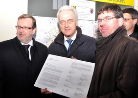 Universitätspräsident Prof. Dr. Michael Jäckel überreicht den offenen Brief an Verkehrsminister Peter Ramsauer, der auf Einladung des Bundestagsabgeordneten Bernhard Kaster (von rechts) nach Trier gekommen war. Foto: Universität Trier