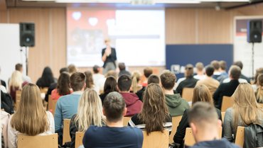 [Translate to Englisch:] Bild zeigt Studierende im Lehrsaal