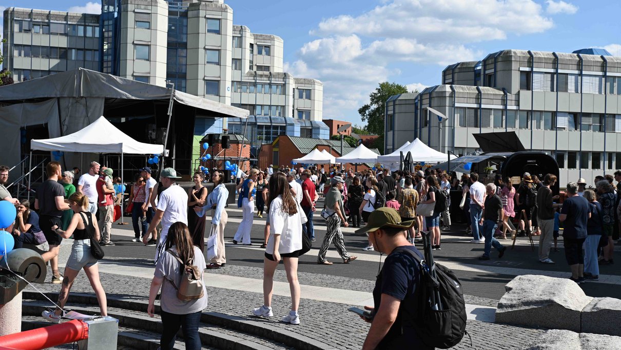 Bei bestem Sommerwetter wurde das Forum der Universität Trier am Mittwochabend zum lebendigen Treffpunkt.