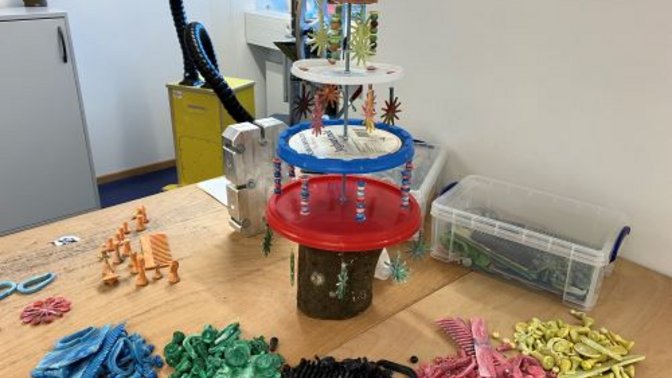 Trash-Mas Tree und ein Sortiment an Produkten aus der Werkstatt