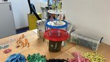 Trash-Mas Tree und ein Sortiment an Produkten aus der Werkstatt