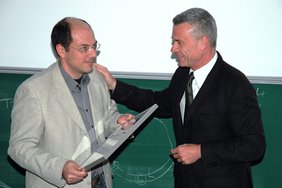 Prof. Dr. Stephan Diehl und Erwin Jung (Leiter IBM Wissenschaftsbeziehungen) während der Übergabe des IBM-Forschungspreises "Real Time Innovation Award".