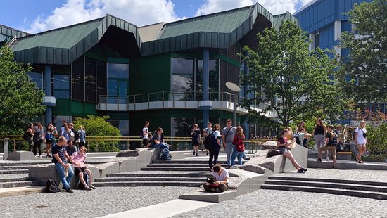 Auf dem Weg zu mehr Normalität: So wie auf dem Foto aus dem Vor-Corona-Jahr 2019 hofft die Universität auf ein unbeschwertes Campusleben im kommenden Sommersemester.