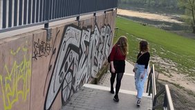 Zwei Mädchen Gehweg Catcalling