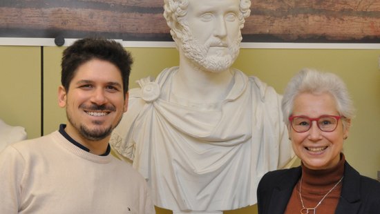 Prof. Dr. Martina Minas-Nerpel und Dr. Nicola Barbagli in der Original- und Abgusssammlung der Universität Trier vor einer Büste des Antoninus Pius, römischer Kaiser von 138 bis 161 n.Chr., in dessen Amtszeit Ägypten römische Provinz war.