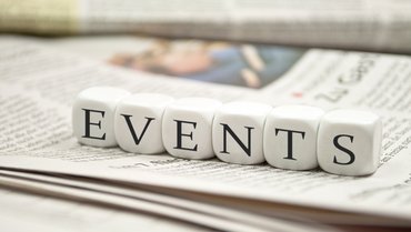 Zeitung und Würfel mit der Aufschrift Event