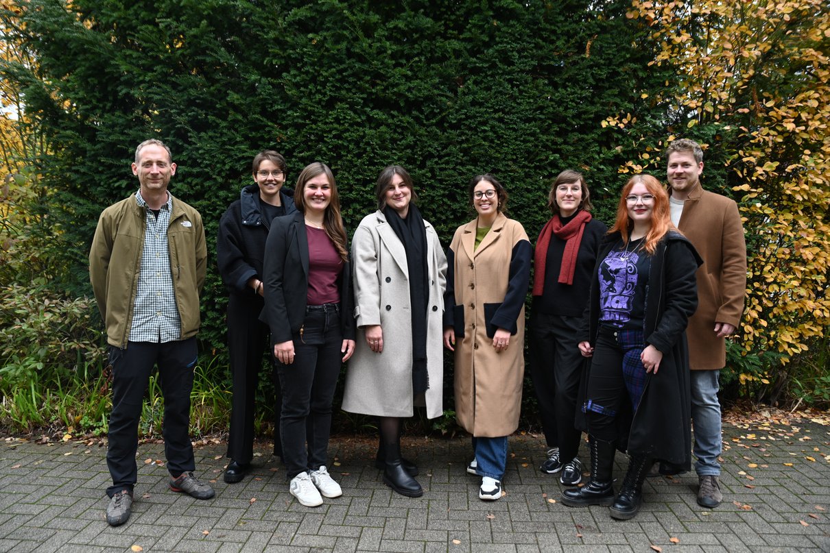 [Translate to Englisch:] Dr. Johannes Stoffels, Christina Scherer, Dr. Hanna Jäger, Marie Oster, Sarah Kissoum, JProf. Dr. Jennifer Leetsch, Marie Rehles, JProf. Dr. Ferdinand Heimerl.