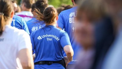 Läuferin der Universität Trier beim Firmenlauf mit blauem Unishirt