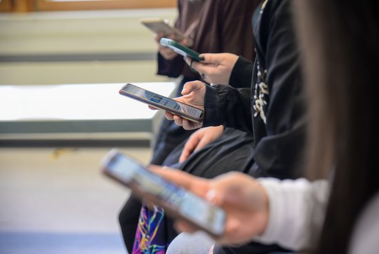 [Translate to Englisch:] Drei Hände, die Smartphones halten