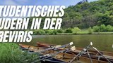 Zu sehen sind Ruderboote und Skulls, die ohne Besatzung am Ufer der Mosel liegen. Als Überschrift ist "Studentisches Rudern in der Treviris" gegeben.