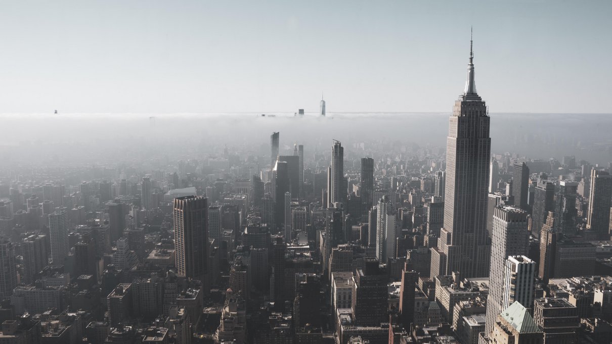 Straßen von New York mit Hochhäusern und Nebel.