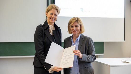 [Translate to Englisch:] Prof. Dr. Eva Martha Eckkrammer (Präsidentin Uni Trier), Dr. Carola Zimmermann (Ministerium für Wissenschaft und Gesundheit)