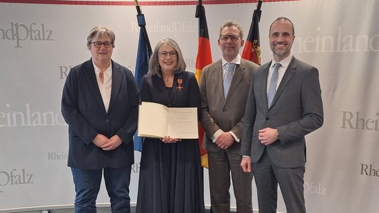 Gruppenfoto Flaggen und Rheinland-Pfalz-Schriftzug im Hintergrund