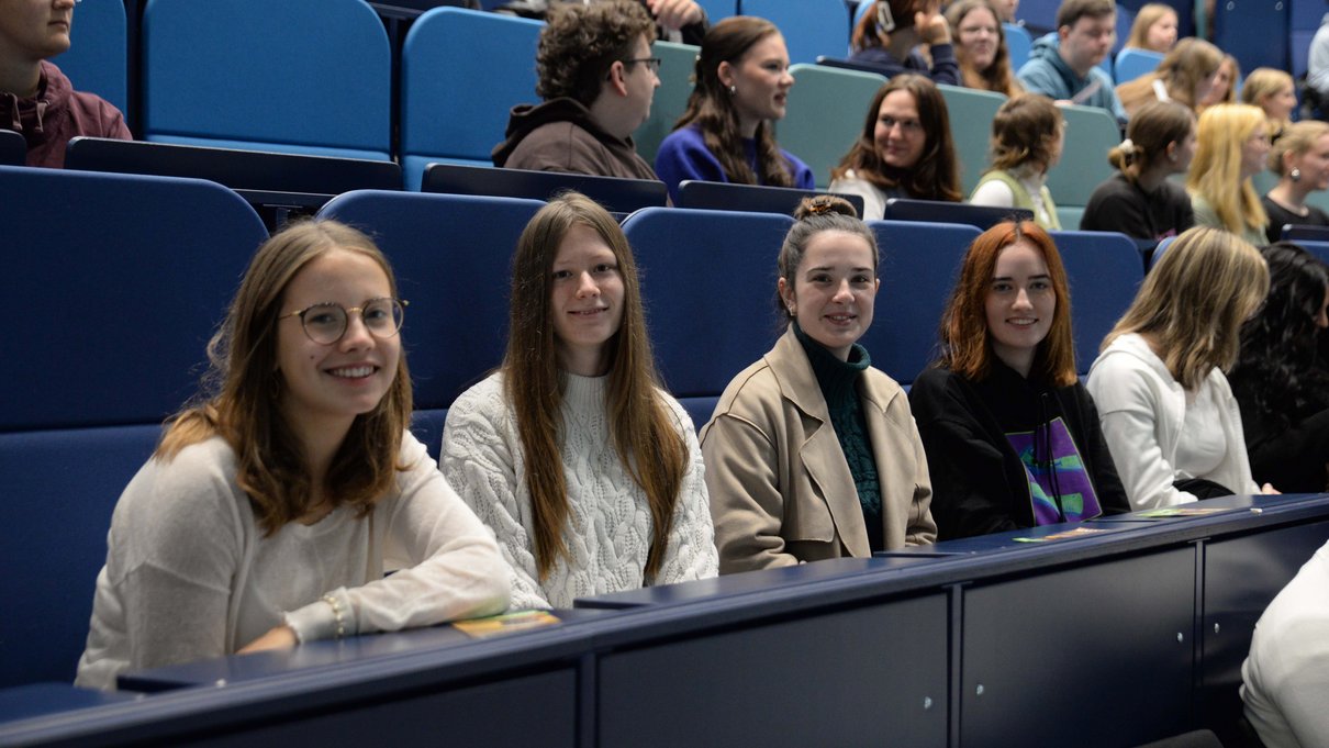 Studentinnen im Audimax