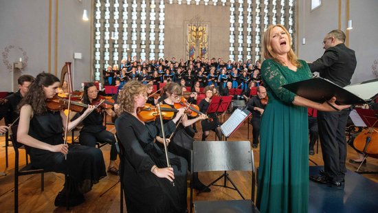 Als Solistin für das Gloria von Poulenc hatte das Collegium Musicum die Sopranistin Silja Schindler gewinnen können.