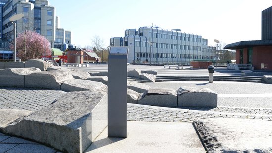 Menschenleerer Campus.