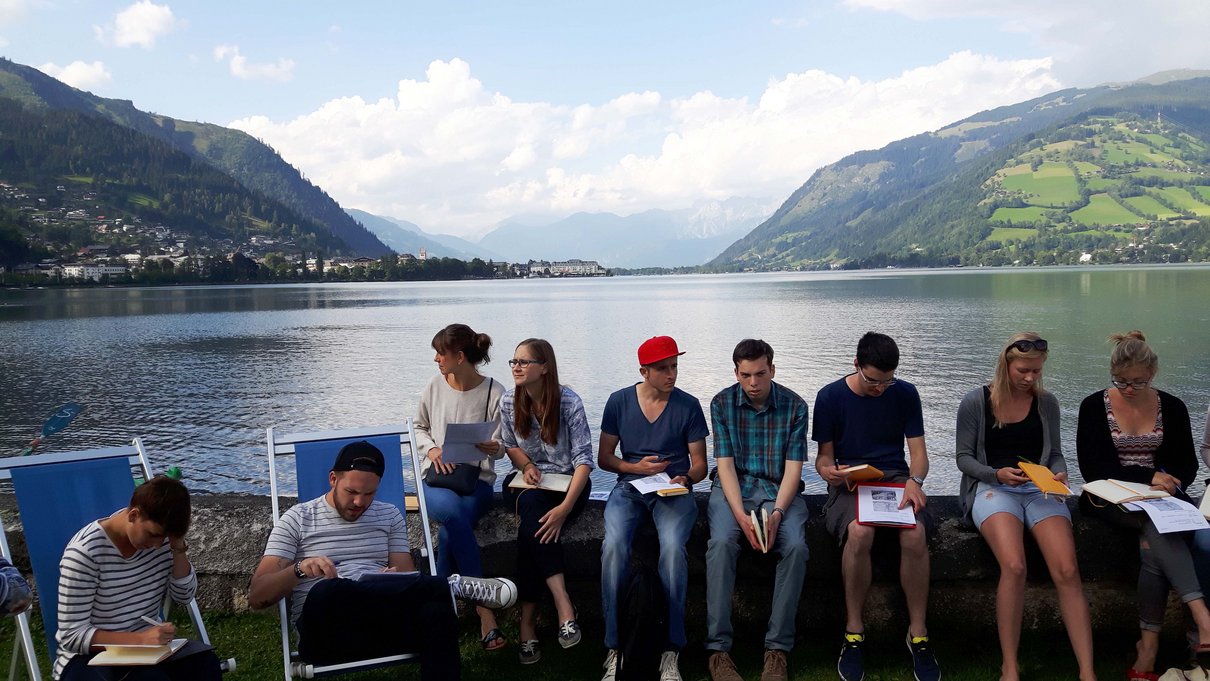 Die Studierenden des neuen Bachelorstudiengangs Tourismusgeographie werden praxisnah unterrichtet und unternehmen Exkursionen wie nach Zell am See, um vor Ort den Tourismus zu studieren.
