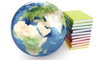Globus neben einem Stapel Bücher