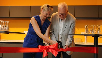 Eröffnung des Staffclubs, Präsidentin schneidet Schleife durch 
