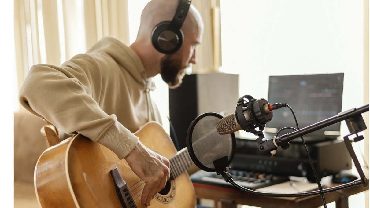 Mann spielt Gitarre