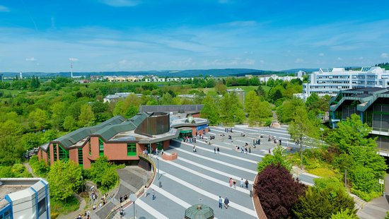 [Translate to Englisch:] Campus mit Forum der Universiät Trier mit blauem Himmel 