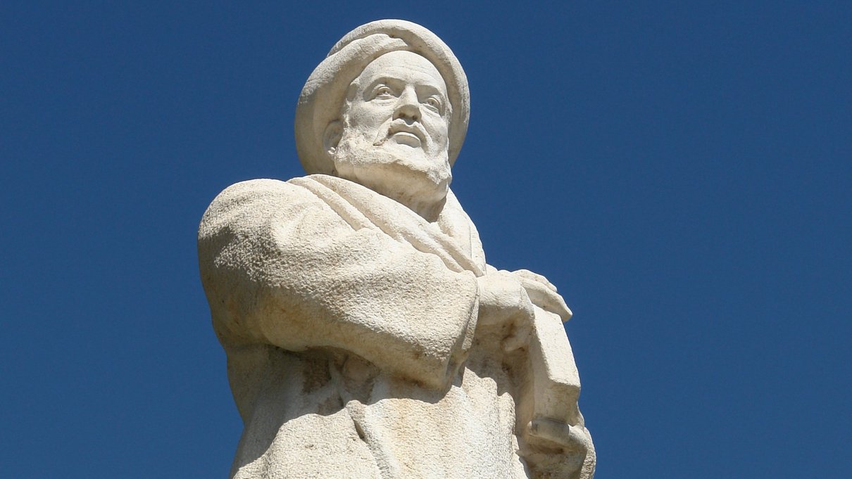Bearbeitetes Foto einer Statue Avicennas in Hamadan im Iran. Foto: Afshar1118421, CC BY-SA 4.0 