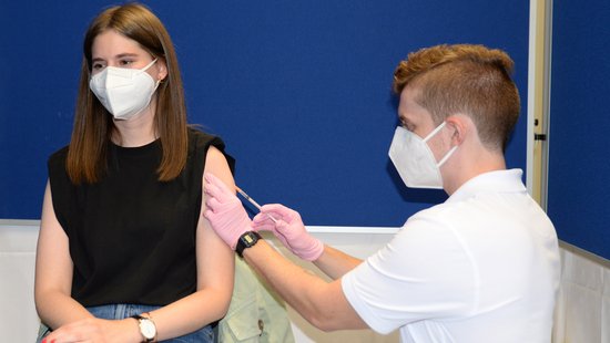 Eine Impfdosis wird verabreicht.