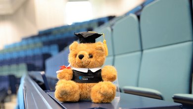Teddy mit Uni-Logo im Audimax