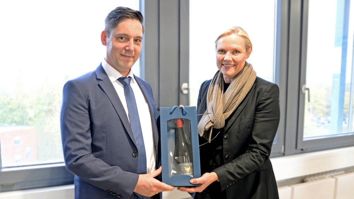 Vizepräsidentin Prof. Dr. Ulrike Gehring leitete die Sitzung des Senats in Vertretung von Präsident Prof. Dr. Dr. h.c. Michael Jäckel und gratulierte ihrem Nachfolger Prof. Dr. Matthias Busch zur Wahl.