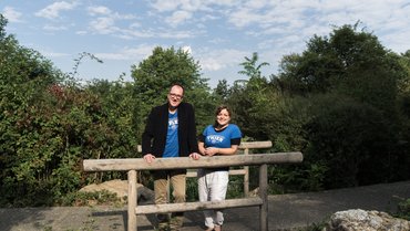 Zwei Personen auf einer Brücke