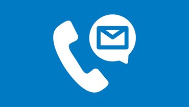 weißer Telefonhörer und Sprechblase mit Briefsymbol auf blauem Hintergrund