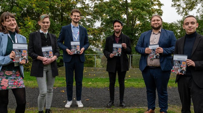 Gruppenfoto mit dem Sammelband