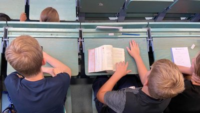 Kinder sitzen im Hörsaal während eines Vortrags der Kinder-Uni