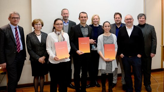 Die beiden Preisträgerinnen und der Preisträger mit den Beteiligten der Preisverleihung, die nach der 2G-Regel stattfand (von links: Stephan Specht (Verlagsleiter Harrassowitz-Verlag), Dr. Barbara Krauß (ehemalige Verlagsleiterin), Angelika Kellner (Preisträgerin 2020), Prof. Dr. Torsten Mattern (Mitherausgeber Philippika), Matthias Lange (Preisträger 2019), Universitätsvizepräsidentin Prof. Dr. Ulrike Gehring, Carina Kühne-Wespi (Preisträgerin 2021), Prof. Dr. Kai Ruffing (Universität Kassel, Mitherausgeber Philippika), Prof. Dr. Robert Rollinger (Universität Innsbruck, Mitherausgeber Philippika), Orell Witthuhn (Universität Göttingen, Mitherausgeber Philippika).