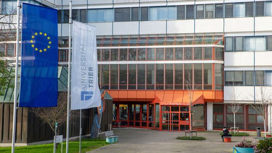 Europafahne und Flagge der Universität Trier vor dem Gebäude A, Haupteingang der Universität 