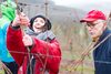 Rebschnitt bei Regen und trotzdem gute Laune