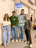 Gruppenbild mit Schild