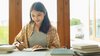 Junge Frau beim Lesen